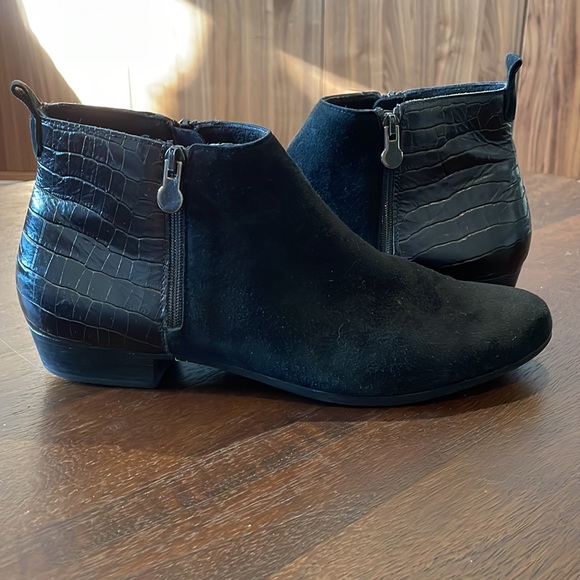 Munro Suede and Croc Ankle Boots - Picture 2 of 4